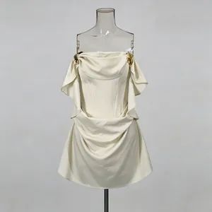 Vooraanzicht van een elegante crèmekleurige satijnen strapless jurk met gedrapeerde hals.