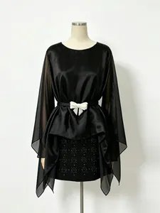 Camicetta francese in chiffon con scollo tondo, maniche a mantella e fiocco bianco.