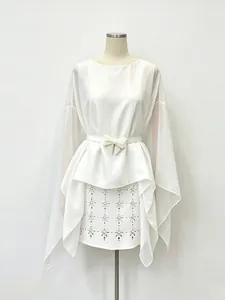 Camicetta bianca in chiffon stile francese con fiocco in vita e orlo irregolare