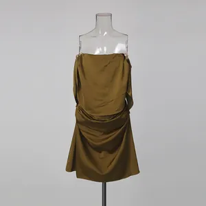 Gedetailleerd vooraanzicht van een luxe olijfgroene satijnen strapless avondjurk