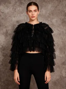 Top corto negro de malla con volantes escalonados y manga larga estilo dark chic