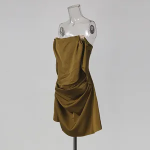 Zijaanzicht van olijfgroene satijnen strapless jurk met gedrapeerde halslijn en metalen gespen