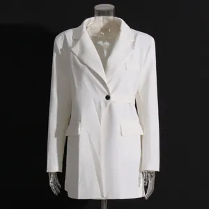 Detailansicht eines weißen langärmeligen Blazer-Kleids mit schickem Taillendesign