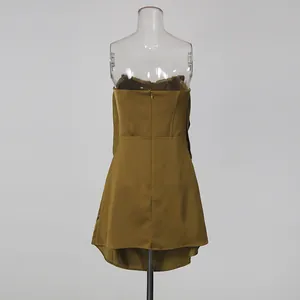 Achteraanzicht van elegante olijfgroene satijnen strapless mini-jurk op mannequin
