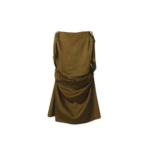Gedetailleerd overzicht van de elegante olijfgroene satijnen strapless jurk met col.