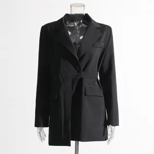 Elegantes schwarzes langärmeliges Blazerkleid mit Gürtel auf einer Schaufensterpuppe