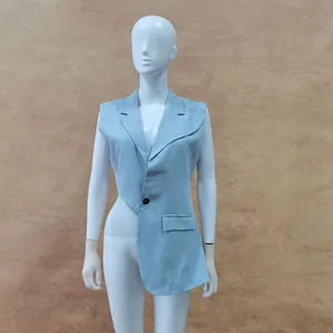 Detailansicht einer hellblauen asymmetrischen ärmellosen Weste mit Reverskragen Design