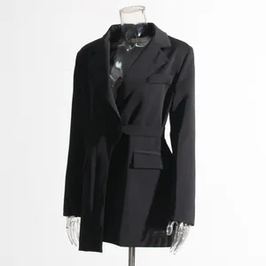 Elegantes schwarzes tailliertes Blazerkleid mit langen Ärmeln und Gürtel für den Beruf