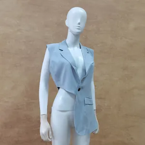 Detailansicht einer hellblauen, ärmellosen, asymmetrischen Blazerweste für Damen am Model