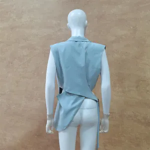 Detailansicht der Rückseite einer hellblauen, ärmellosen Weste mit Bindeband für Damen.