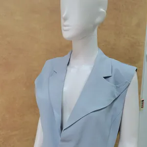 Nahaufnahme einer hellblauen ärmellosen Weste mit Revers und unregelmäßigem Design.