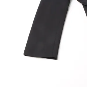 Detailansicht eines schwarzen Blazerärmels mit glatter Stoffoberfläche und Naht.
