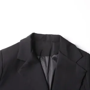 Detailansicht eines klassischen schwarzen Sakkokragens und Revers für einen Business-Look