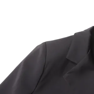 Detailansicht des Reverskragens und der Schulternaht eines schwarzen Damenblazers