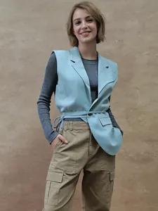 Modische hellblaue ärmellose Weste mit unregelmäßiger Bindung für Damen im Street-Style-Look