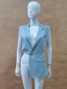 Schicke hellblaue ärmellose asymmetrische Weste mit Bindegürtel für einen modernen Look.