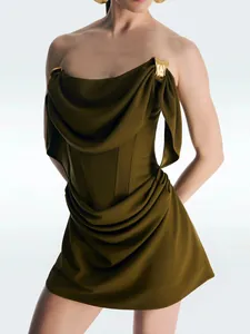 Elegante olijfgroene strapless jurk met gedrapeerde hals en gouden details.