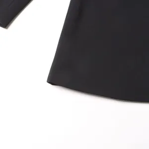 Makroansicht des glatten Stoffes und der sauberen Nähte eines schwarzen Blazer-Kleides.