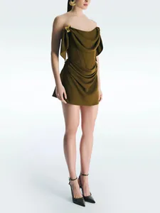 Elegante olijfgroene strapless satijnen mini-jurk met gedrapeerde hals en metalen gespen.