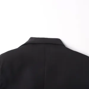 Makroansicht der hinteren Kragendetails eines minimalistischen schwarzen Blazerkleides.
