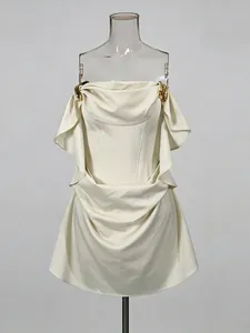 Luxe ivoren satijnen strapless mini-jurk met gedrapeerde hals en gespen