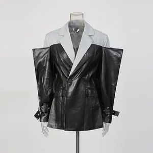 Moderne leren patchwork blazer met oversized sculpturale mouwen en minimalistisch design