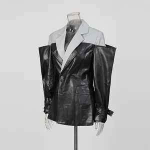 Minimalistische zwart lederen patchwork blazer met koude schouder en grijs revers