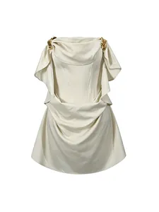 Elegante crème satijnen mini-jurk met gedrapeerde halslijn en gouden gespdetails.