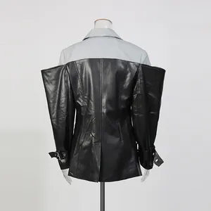 Achteraanzicht van patchwork blazer van leer met schouderuitsparingen en mouwriemen