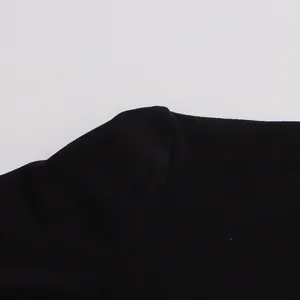 Dettaglio macro che mostra il tessuto morbido e le cuciture di un top nero semplice