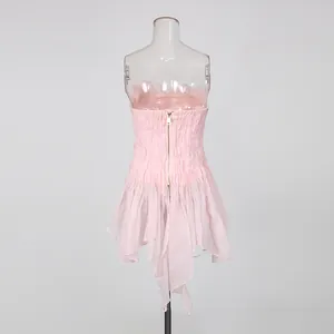 Vista posteriore di un top a fascia arricciato rosa con volant e zip dorata.