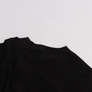 Dettaglio del girocollo rifinito di una maglietta nera a maniche lunghe minimalista