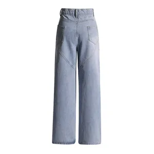 Vue arrière d'un jean bleu clair avec des surpiqûres uniques et détails en forme de cœur.