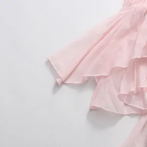 Dettaglio ravvicinato di strati a volant irregolari rosa chiaro su un top a fascia francese