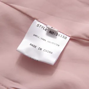 Etichetta di cura dettagliata con composizione 100% poliestere per top rosa