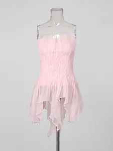 Elegante top a fascia rosa stile francese con orlo a balze irregolari su manichino