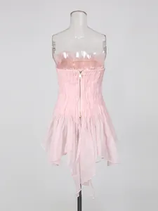 Elegante top senza spalline rosa stile francese con balze irregolari e zip posteriore.