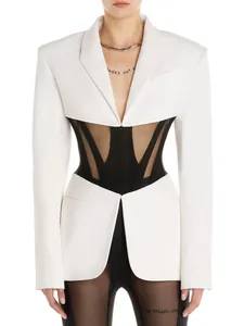 Vorderansicht-Detail eines weißen Blazers mit transparentem schwarzem Mesh-Korsett-Design