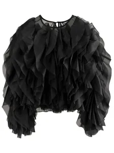 Detaillierte Makroansicht der strukturierten Lagen dieser eleganten schwarzen Mesh-Bluse
