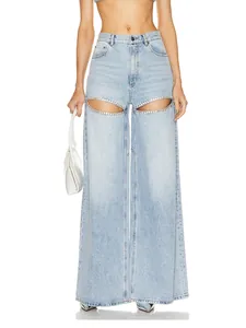 Jean en denim à jambe large et taille moyenne avec découpes ornées de diamants