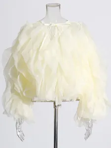 Elegante cremeweiße Kurzbluse mit mehreren Lagen Netzstoff und einer Bandschleife vorne