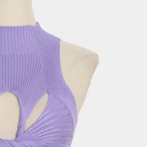 Detailopname van paars gebreid vest met hoge nek en onregelmatig detail.