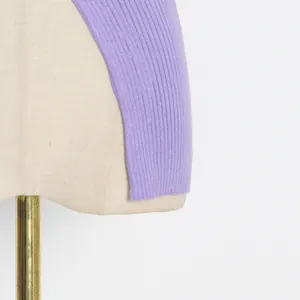 Detailopname van de lavendelpaarse ribgebreide textuur op dit asymmetrische vest
