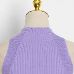 Detailweergave van een paarse mouwloze gebreide tanktop met hoge hals en ribstructuur.
