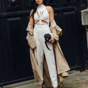 Chique witte mouwloze gebreide top met hoge kraag en onregelmatig cut-out design