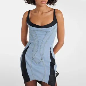 Vestido corsé de mezclilla de estilo francés con paneles negros y un corte slim.