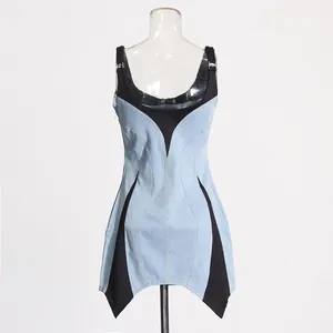 Vista frontal de un elegante vestido vaquero de tirantes estilo francés en un maniquí