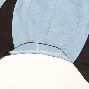 Vista detallada de las costuras y el tejido de un vestido vaquero azul con panel negro