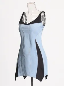 Elegante vestido de mezclilla azul claro de estilo francés con paneles en contraste