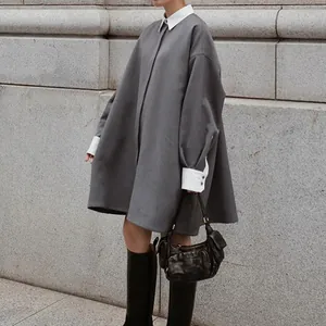 Retro grijze oversized lange overhemdjurk met witte contrastkraag en manchetten detail